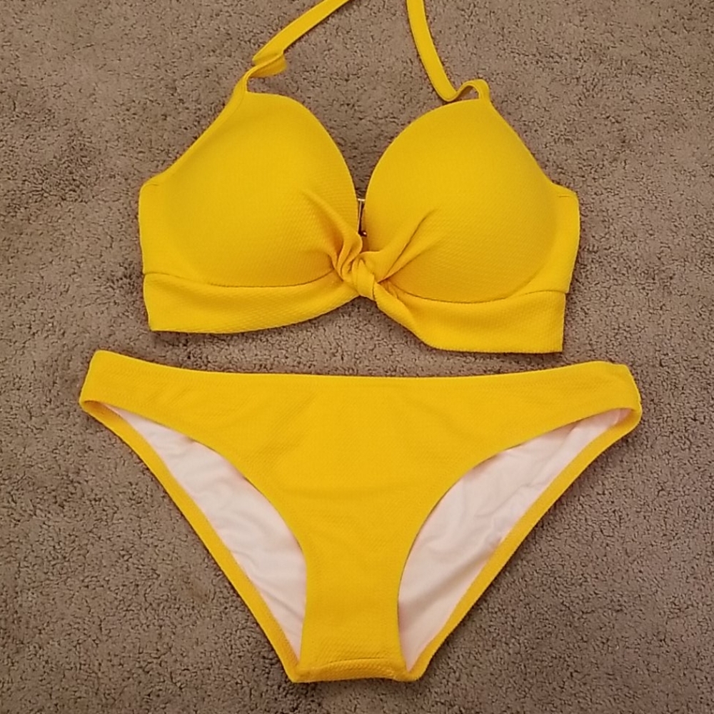 Yellow bikini - Picture 3 of 8